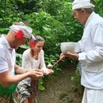mangku ratih and guests at purification ceremony