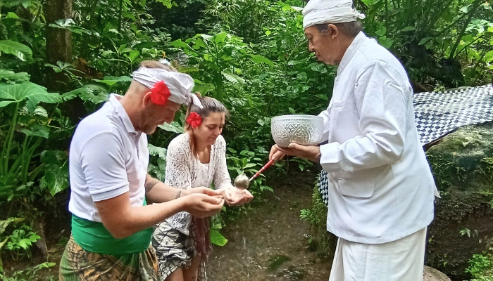 mangku ratih and guests at purification ceremony